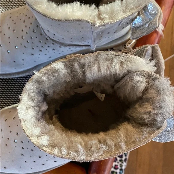 Like NEW. UGGS! Bow Booties. Silver/gray/glitz in stars/bow. Worn 3 hours. Sz 8 - Picture 5 of 6